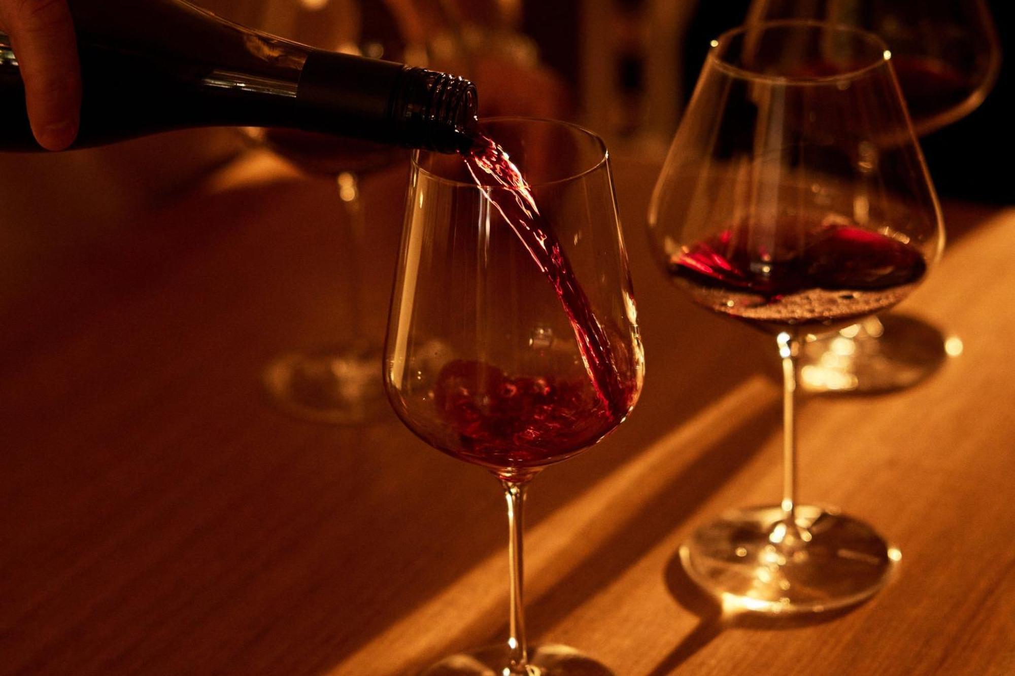The Tasman, A Luxury Collection Hotel, Hobart Esterno foto Wine being poured