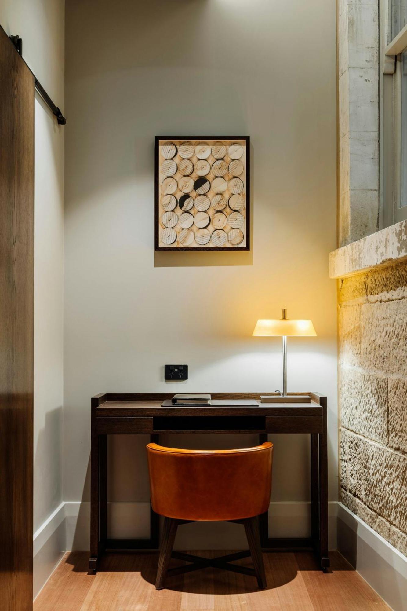 The Tasman, A Luxury Collection Hotel, Hobart Esterno foto A work desk in a hotel room